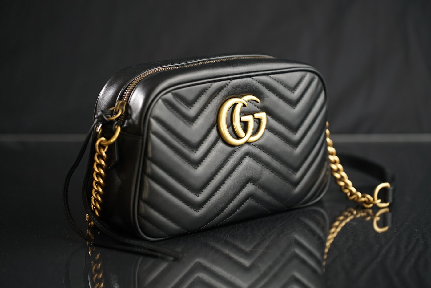Close-up of luxury bag hardware and stitching detail — ZELVE quality craftsmanship buyer guide
